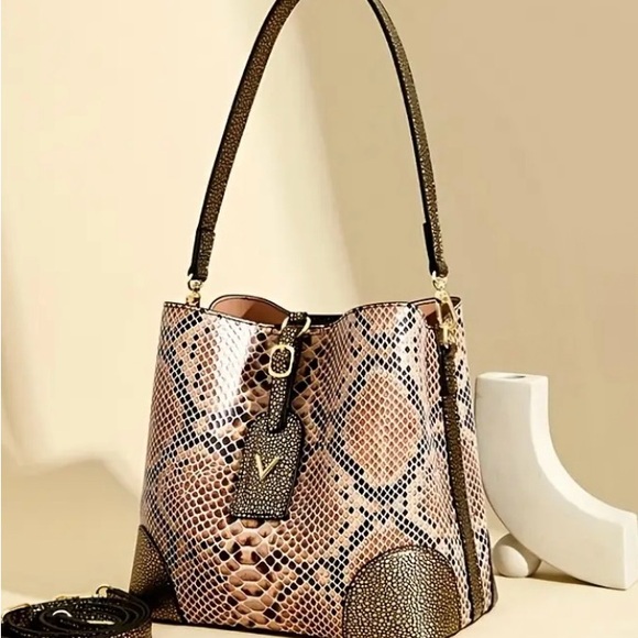 Elegant Snakeskin Shoulder Bag - Picture 4 of 7